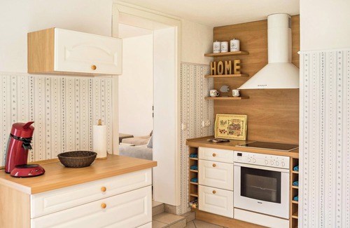 Hinrichsfehn Apartment | Apartment "Llojan" Close to the North Sea with Wi-Fi, Shared Terrace & Garden