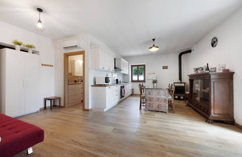 Caprino Veronese Apartment | Apartment 'Loppia' with Mountain View, Wi-Fi and Air Conditioning