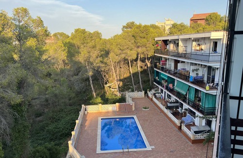 Sant Pere de Ribes Apartment | Apartment 'Los Cards' with Balcony, Wi-Fi and Air Conditioning