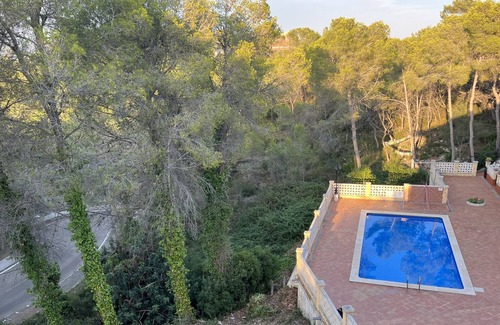 Sant Pere de Ribes Apartment | Apartment 'Los Cards' with Balcony, Wi-Fi and Air Conditioning
