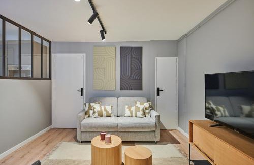 Faubourg-du-Roule Apartment | Apartment Louvre Museum by Studio prestige