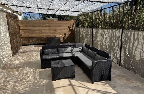 Caderousse Apartment | Apartment 'Love Room - Rhôna' with Wi-Fi and Air Conditioning