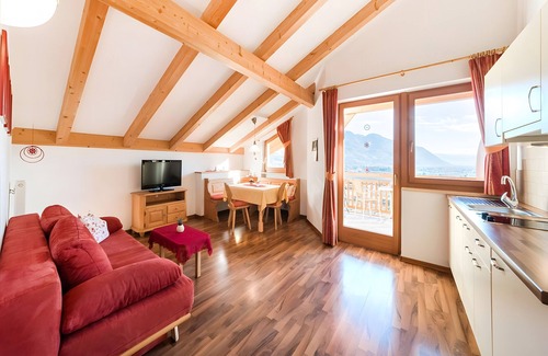 Lagundo Apartment | Apartment 'Löwenzahn' with Mountain View, Wi-Fi and Air Conditioning