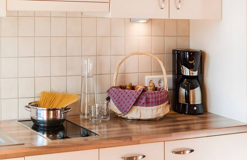 Lagundo Apartment | Apartment 'Löwenzahn' with Mountain View, Wi-Fi and Air Conditioning