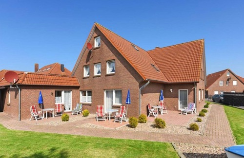 Esens Apartment | Apartment "Lütte Krabbe" with Shared Garden & Wi-Fi