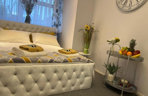 Havering Park Apartment | Apartment Luxe FREE WIFI, FREE PARKING, FREE NETFLIX