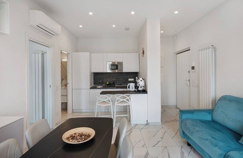Chiaia Apartment | Apartment 'Luxury - Zona Lungomare' with Balcony, Wi-Fi and Air Conditioning