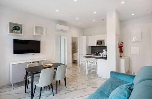 Chiaia Apartment | Apartment 'Luxury - Zona Lungomare' with Balcony, Wi-Fi and Air Conditioning