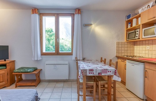 Le Bourg-d'Oisans Apartment | Apartment "Lynx" with Mountain View, Shared Garden and Wi-Fi