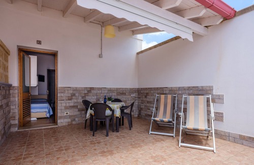 Borgagne Apartment | Apartment 'Mamba House 3' with Private Terrace, Shared Garden and Air Conditioning