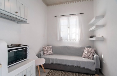 Mikri Vigla Apartment | Apartment 'Maroulis Studios - Studio 1' with Private Garden, Wi-Fi and Air Conditioning