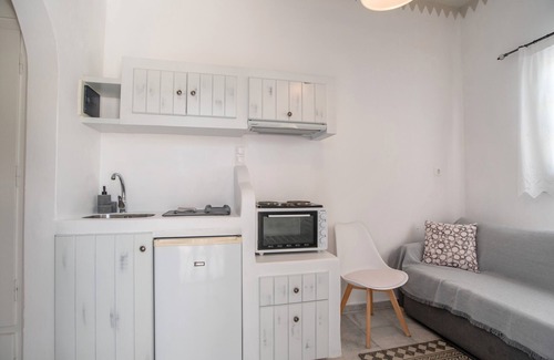 Mikri Vigla Apartment | Apartment 'Maroulis Studios - Studio 1' with Private Garden, Wi-Fi and Air Conditioning