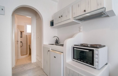 Mikri Vigla Apartment | Apartment 'Maroulis Studios - Studio 1' with Private Garden, Wi-Fi and Air Conditioning