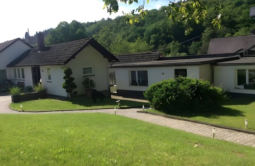 Weilrod Apartment | Apartment 'Mensch Zeit Pferd' with Shared Terrace and Wi-Fi