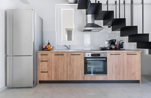 Episkopos Apartment | Apartment 'Miralis' with Mountain View, Wi-Fi and Air Conditioning