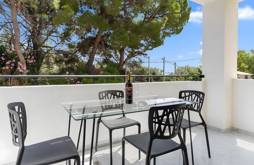 Episkopos Apartment | Apartment 'Miralis' with Mountain View, Wi-Fi and Air Conditioning