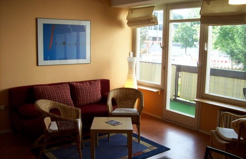 Charlottenburg Apartment | Apartment MIRÓ-BILE: a taste of art, southward balcony, in the city centre West (Charlottenburg) – near to the green riverside of the river Spree.