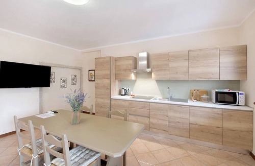 Montioni Apartment | Apartment 'Mono Garden Colombare Teboi' with Mountain View, Wi-Fi and Air Conditioning