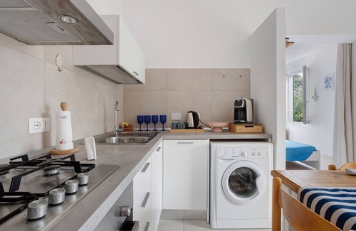 Ameglia Apartment | Apartment 'Montemare' with Private Garden, Wi-Fi and Air Conditioning