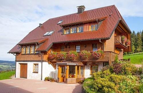 Hinterzarten Apartment | Apartment 'Morgensonne' with Mountain View, Shared Terrace and Wi-Fi