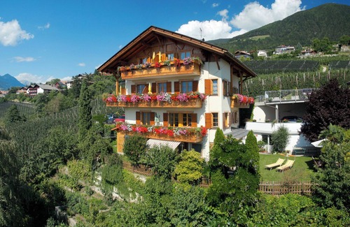 Schenna Apartment | Apartment "Mutspitz Rainegg" with Mountain View, Wi-Fi, Garden & Balcony