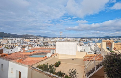 Ibiza City Centre Apartment | Apartment 'Navila Número 3' with Shared Pool, Wi-Fi and Air Conditioning