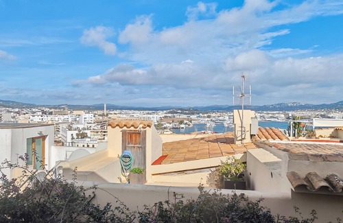 Ibiza City Centre Apartment | Apartment 'Navila Número 3' with Shared Pool, Wi-Fi and Air Conditioning