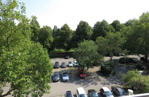 Suedviertel Apartment | Apartment near the center with balcony and view of the city park