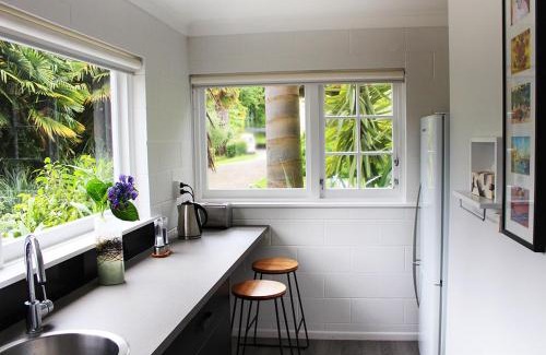 Maungatapu Apartment | Apartment near the water