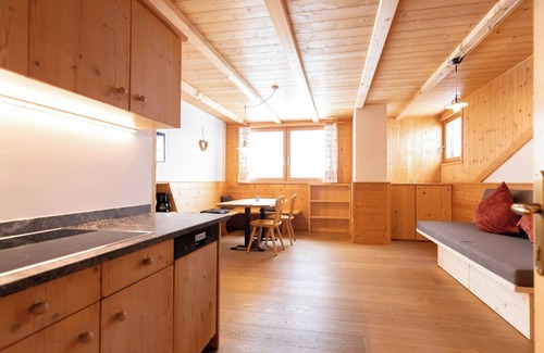 San Genesio Atesino Apartment | Apartment 'Oberfahrerhof Apt Lanzen' with Mountain View, Shared Terrace and Wi-Fi