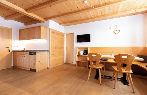 San Genesio Atesino Apartment | Apartment 'Oberfahrerhof Apt Lanzen' with Mountain View, Shared Terrace and Wi-Fi