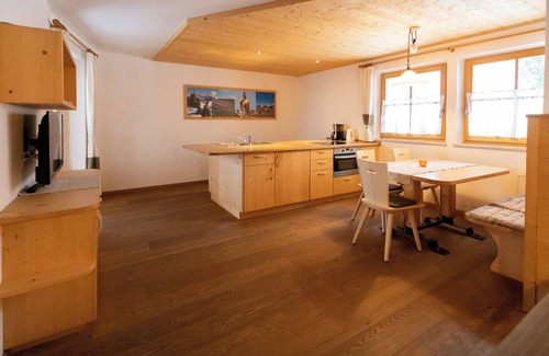 San Genesio Atesino Apartment | Apartment 'Oberfahrerhof Stoanerne Mandl' with Mountain View, Shared Terrace and Wi-Fi