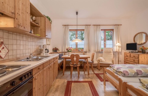 Aschach Apartment | Apartment ‘Obstgarten’ on Farm House with Wi-Fi, Terrace and Mountain View