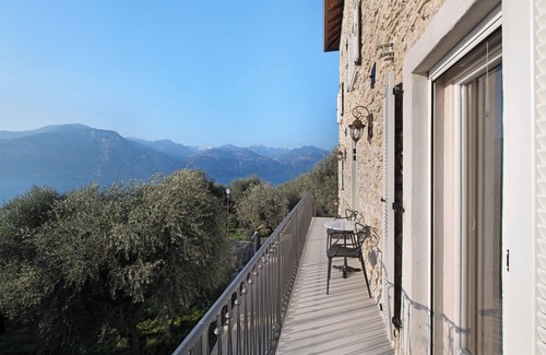 Malcesine Apartment | Apartment Oliva (45 m2) with shared terrace, sauna and lake view