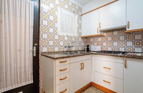 L'Estartit Apartment | Apartment 'Omega 7' with Shared Pool, Shared Garden and Air Conditioning