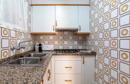 L'Estartit Apartment | Apartment 'Omega 7' with Shared Pool, Shared Garden and Air Conditioning