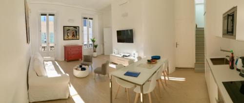 Old Town Apartment | Apartment on Place Massena