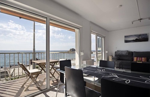 Blanes Condo | Apartment on the seafront, in the middle of the bay, best possible location