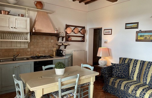 Gallina Apartment | Apartment 'Palazzi Del Papa' with Shared Pool, Shared Garden and Wi-Fi