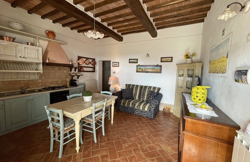 Gallina Apartment | Apartment 'Palazzi Del Papa' with Shared Pool, Shared Garden and Wi-Fi