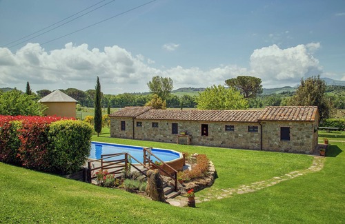 Gallina Apartment | Apartment 'Palazzi Del Papa' with Shared Pool, Shared Garden and Wi-Fi