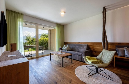 Tirolo Apartment | Apartment 'Pataunerhof Tilia Lodge' with Mountain View, Shared Pool & Wi-Fi