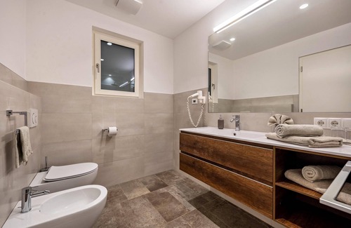 Tirolo Apartment | Apartment 'Pataunerhof Tilia Lodge' with Mountain View, Shared Pool & Wi-Fi