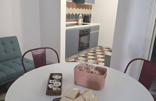 Santa Lucia Apartment | Apartment 'Petros' with Balcony, Wi-Fi and Air Conditioning