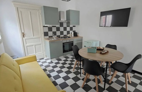 Santa Lucia Apartment | Apartment 'Petros' with Balcony, Wi-Fi and Air Conditioning