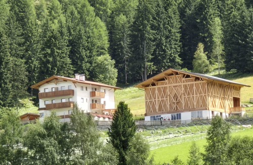 Martello Apartment | Apartment 'Pirchahof Alpenglühn' with Mountain View, Shared Terrace and Wi-Fi