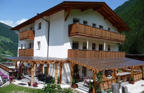 Martello Apartment | Apartment 'Pirchahof Alpenglühn' with Mountain View, Shared Terrace and Wi-Fi