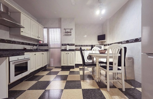 Cordoba Apartment | Apartment 'Piso Céntrico Cerca De La Rivera' with Private Terrace, Wi-Fi and Air Conditioning
