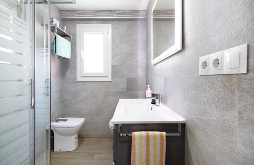 Cadiz Apartment | Apartment 'Piso Moderno Puerta Del Mar' with Balcony, Wi-Fi and Air Conditioning