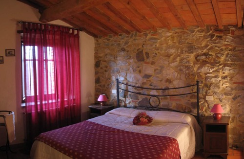 Castell'Azzara Apartment | Apartment 'Podere Le Ghiande, Podere N°2' with Mountain View, Shared Pool and Wi-Fi